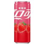 Coca Cola Strawberry è una rara edizione asiatica proveniente dalla Cina che unisce il gusto iconico della Coca Cola classica a delicate note dolci di fragola. Fresca, frizzante e dal profilo aromatico unico, offre un’esperienza diversa dalla cola tradizionale, perfetta per chi ama collezionare soft drink internazionali o scoprire nuovi sapori dal mondo. Il pratico formato da 200 ml è ideale per una pausa rinfrescante o per degustazioni esclusive. Un must-have per gli appassionati di Coca Cola limited edition e bevande importate.