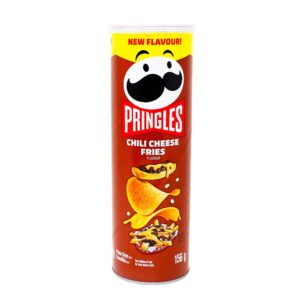 Pringles Chili Cheese Fries 156 gr. Le iconiche Pringles americane ispirate alle Chili Cheese Fries: formaggio fuso, chili speziato e un gusto intenso tutto da scoprire. Pringles Chili Cheese Fries porta uno dei comfort food più amati degli Stati Uniti direttamente in un tubo di chips. Questa edizione esclusiva si ispira alle celebri Chili Cheese Fries, le patatine fritte ricoperte con chili di carne e abbondante formaggio fuso, protagoniste di diner, fast food e sport bar americani.