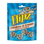 Flipz Pretzel Cookies & Cream da 90 gr. I Flipz Pretzels Cookies & Cream combinano perfettamente dolce e salato in uno snack irresistibile! Pretzel croccanti ricoperti da una golosa crema al cioccolato bianco e biscotti sbriciolati, per un gusto cremoso e avvolgente. Ideali da condividere, perfetti come snack pomeridiano o per una pausa dolce in stile americano. ✨