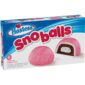 Soffice merendina americana, Hostess Snowballs conquista al primo morso! Un cuore morbido di crema al marshmallow, avvolto da deliziosa torta al cioccolato e ricoperto da una nuvola rosa di cocco dolce. Perfette per una pausa golosa, da gustare con caffè, latte o cacao. Un classico USA irresistibile, amato da generazioni. Provale e senti la magia!