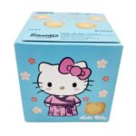 Hello Kitty Mini Biscotti Milk Flavour 47 gr. Mini biscotti croccanti al latte, con design a forma di Hello Kitty . Confezione da 47 g, ideale come snack kawaii o dolce collezione Sanrio. I Mini Biscotti Hello Kitty Milk Flavour sono piccoli dolcetti croccanti con un gusto dolce e burroso di latte . Ogni biscotto è stampato con il volto della mitica Hello Kitty, per uno snack tanto buono quanto adorabile! Perfetti da gustare con bevande calde o da collezionare nella loro scatola color pastello .