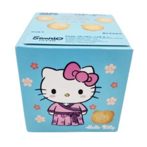 Hello Kitty Mini Biscotti Milk Flavour 47 gr. Mini biscotti croccanti al latte, con design a forma di Hello Kitty . Confezione da 47 g, ideale come snack kawaii o dolce collezione Sanrio. I Mini Biscotti Hello Kitty Milk Flavour sono piccoli dolcetti croccanti con un gusto dolce e burroso di latte . Ogni biscotto è stampato con il volto della mitica Hello Kitty, per uno snack tanto buono quanto adorabile! Perfetti da gustare con bevande calde o da collezionare nella loro scatola color pastello .