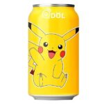 QDOL Pokémon Pikachu Soda Tropical Lemon 330 ml. Direttamente dall’Asia arriva la QDOL Pokémon Pikachu Soda, una bevanda gassata colorata e collezionabile. Il gusto è dolce e leggermente fruttato, simile a una soda al limone tropicale, perfetta da bere fredda o da collezionare per il design.