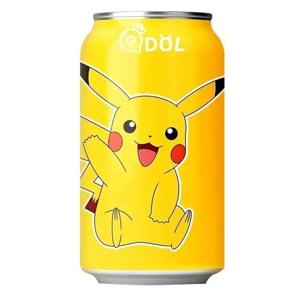 pokemon-pikachu-di-qdol QDOL Pokémon Pikachu Soda Tropical Lemon 330 ml. Direttamente dall’Asia arriva la QDOL Pokémon Pikachu Soda, una bevanda gassata colorata e collezionabile. Il gusto è dolce e leggermente fruttato, simile a una soda al limone tropicale, perfetta da bere fredda o da collezionare per il design.