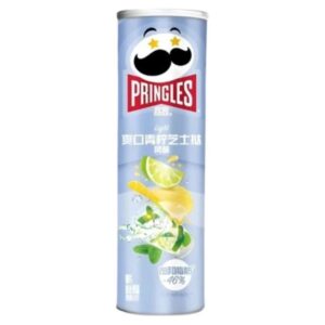 Pringles Lime N Tart 110 gr.  Confezione di Pringles Lime & Tart, patatine dal gusto fresco e acidulo al lime..Gustose, croccanti e un po’ “fuori dagli schemi”, queste Pringles offrono un mix inedito: il lime fresco e agrumato si unisce a una nota dolce-acida che richiama la crostata, creando uno snack sorprendente e particolare. La loro consistenza leggera e il condimento audace le rendono perfette per chi cerca un sapore moderno e alternativo. Ideali come spezza-fame o per un aperitivo diverso, sono uno snack audace che unisce croccantezza e un tocco di estro. Made In China