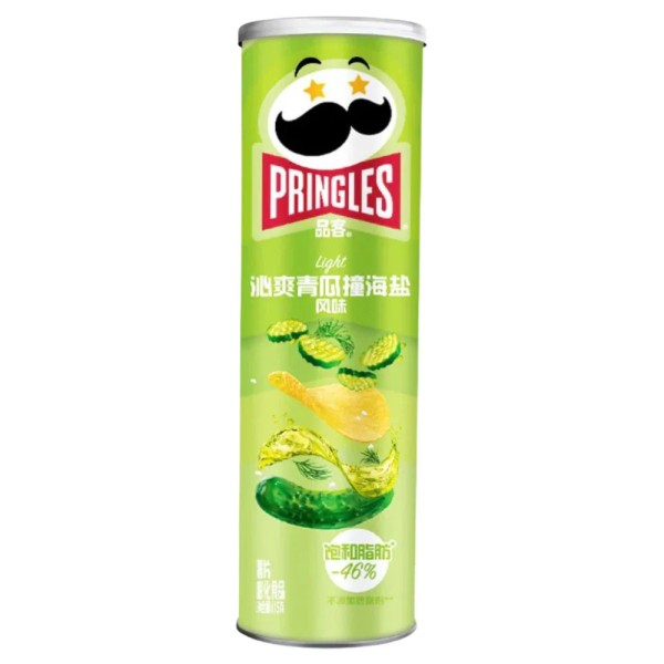 Pringles Light Cucumber N Sea Salt Flavour 110 gr. Croccanti, leggere, con un gusto sorprendente: queste Pringles uniscono la fragranza fresca e delicata del cetriolo a un tocco sapido di sale marino. Il mix aromatico crea uno snack rinfrescante e particolare. Perfetto per chi cerca qualcosa di diverso dalle solite patatine. Pur restando un prodotto indulgente, questa versione “light” mira a offrire un equilibrio tra sapore e leggerezza. Ogni morso è un contrasto di freschezza e croccantezza, ideale per una pausa snack senza eccessi. Made In China