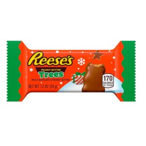 Festeggia la stagione con Reese’s Peanut Butter Tree — una versione festiva del classico cioccolatino al burro d’arachidi! A forma di albero di Natale e ripieno di morbido burro d’arachidi avvolto in delizioso cioccolato al latte, è l’equilibrio perfetto tra dolce, salato e spirito natalizio. Che tu voglia fare un regalo, condividere o concederti un momento di piacere, Reese’s Peanut Butter Tree porta felicità a ogni morso.