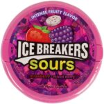 Ice Breakers Sours Strawberry N Mixed Berry 42 gr. Caramelle dure extra sour dal gusto fruttato e intenso. Ice Breakers Sours Strawberry & Mixed Berry combinano la dolcezza di fragola e frutti di bosco con una nota acidula decisa, per un’esperienza vivace e rinfrescante. Oltre al sapore esplosivo, aiutano a rinfrescare l’alito, rendendole ideali da tenere sempre con sé per una pausa fruttata e pungente in qualsiasi momento della giornata.