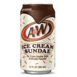 Scopri un grande classico americano con A&W Root Beer Ice Cream Sundae, la bevanda che unisce il gusto inconfondibile della root beer A&W a delicate note di gelato alla vaniglia. Ispirata al famoso root beer float, è cremosa, dolce e super rinfrescante. Perfetta da bere fredda, ideale per chi ama le bibite americane dal sapore dessert.