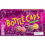 Bottle Caps Soda Pop Candy 141 gr. Bottle Caps sono le storiche caramelle americane ispirate ai gusti delle bibite gassate. Ogni pastiglia riproduce sapori iconici come cola, root beer, ciliegia, uva e arancia, con un gusto dolce e leggermente acidulo che richiama le soda vintage USA. Formato box da 141,7 g, perfetto per la condivisione e per gli amanti delle candy nostalgiche.