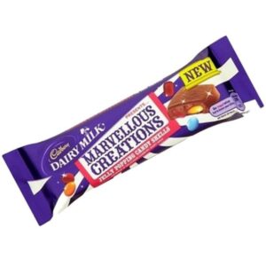 Cadbury Dairy Milk Marvellous Creations Jelly Popping Candy Shells 47 gr. Una tavoletta di cioccolato unica e sorprendente firmata Cadbury. Dairy Milk Marvellous Creations combina il classico cioccolato al latte Cadbury, cremoso e avvolgente, con gelatine fruttate, cristalli di zucchero scoppiettanti e confetti croccanti rivestiti di zucchero. Un mix di consistenze ed effetti sensoriali che rende ogni morso divertente, dinamico e irresistibile, perfetto per chi ama il cioccolato con un tocco creativo.