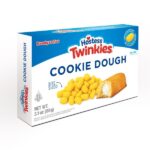 Gli Hostess Twinkies Cookie Dough Bites racchiudono il gusto originale dei Twinkies in pratici bocconcini. Morbidi cookie dough alla vaniglia, ispirati alla celebre crema Twinkies, dal sapore dolce e delicato. sono ideali come snack dolce, da condividere o da gustare in ogni momento della giornata.