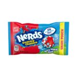 Nerds Gummy Clusters Berry Punch Rush 85 gr. Caramelle dolci americane con cuore gommoso fruttato e rivestimento croccante di Nerds dal sapore di Berry Punch (mix di frutti rossi). Texture contrastante: morbido + croccante per un’esperienza gustativa unica e intensa. Perfette come snack, per feste o da condividere. Gusto: Berry Punch (frutti rossi mix) — dolce e leggermente acidulo.