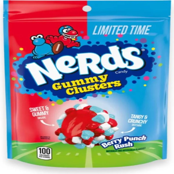 Nerds Gummy Clusters Berry Punch Rush Nerds Gummy Clusters Berry Punch Rush 141 gr. Un mix esplosivo di frutti di bosco (berry punch): note di fragola, lampone e uva si fondono in un profilo dolce, leggermente acidulo e super aromatico, con doppia consistenza gommosa + croccante. I Nerds Gummy Clusters Berry Punch Rush offrono una scarica di frutti di bosco intensi in una texture unica. Un cuore morbido e gommoso al gusto berry punch è ricoperto da una pioggia di mini Nerds croccanti e colorati, creando il classico contrasto dolce-aspro che ha reso iconico questo snack americano. Perfetti per chi ama caramelle vivaci, fruttate e super crunchy.