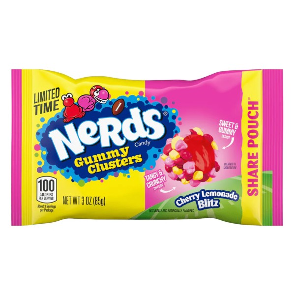 Nerds Gummy Clusters Cherry Lemonade Blitz (1) Nerds Gummy Clusters Cherry Lemonade Blitz 85 gr. Nerds Gummy Clusters Cherry Lemonade Blitz combinano la croccantezza iconica dei Nerds con un centro morbido e gommoso per un’esperienza di snack davvero unica. Ogni cluster unisce gusto fruttato di ciliegia dolce e limonata acidula con una texture che passa dal chewy al crunch in un solo morso. È il perfetto equilibrio tra dolce e aspro, che sorprende e diverte ad ogni assaggio – ideale per snack, feste, cinema o come dolcetto da condividere con gli amici.