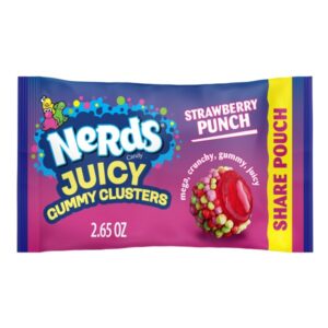 Nerds Juiced Gummy Clusters Strawberry Punch 85 gr. Un’esplosione di fragola intensa e succosa in ogni morso. Nerds Juiced Gummy Clusters Strawberry Punch combinano un cuore gommoso morbido e fruttato, arricchito da succo di frutta, con il classico rivestimento croccante di Nerds. Il risultato è un mix perfetto di dolcezza e leggera acidità, con una texture unica che conquista subito. Ideali per chi ama le caramelle americane dal gusto deciso, da condividere o da gustare come snack in qualsiasi momento.