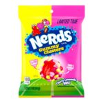 Nerds Gummy Clusters Cherry Lemonade Blitz 142 gr. Nerds Gummy Clusters Cherry Lemonade Blitz combinano la croccantezza iconica dei Nerds con un centro morbido e gommoso per un’esperienza di snack davvero unica. Ogni cluster unisce gusto fruttato di ciliegia dolce e limonata acidula con una texture che passa dal chewy al crunch in un solo morso. È il perfetto equilibrio tra dolce e aspro, che sorprende e diverte ad ogni assaggio – ideale per snack, feste, cinema o come dolcetto da condividere con gli amici. 