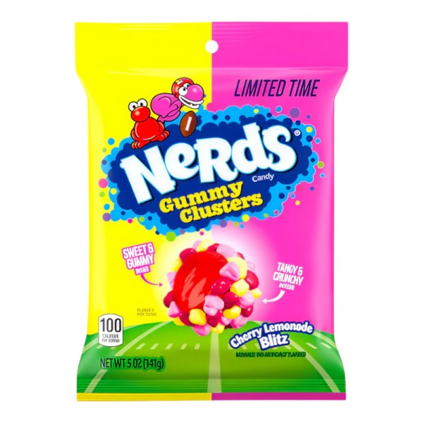 NerdsGummyClustersCherryLemonade-12x142gr (1) Nerds Gummy Clusters Cherry Lemonade Blitz 142 gr. Nerds Gummy Clusters Cherry Lemonade Blitz combinano la croccantezza iconica dei Nerds con un centro morbido e gommoso per un’esperienza di snack davvero unica. Ogni cluster unisce gusto fruttato di ciliegia dolce e limonata acidula con una texture che passa dal chewy al crunch in un solo morso. È il perfetto equilibrio tra dolce e aspro, che sorprende e diverte ad ogni assaggio – ideale per snack, feste, cinema o come dolcetto da condividere con gli amici.