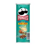 Pringles Caribbean Spiced Chicken 100 g – Korea. Pringles Caribbean Spiced Chicken combina il gusto intenso del pollo speziato con note caraibiche dolci-piccanti. Un mix esotico di spezie aromatiche e sapidità avvolgente, racchiuso nella classica croccantezza Pringles. Edizione importata dalla Corea, ideale per chi cerca snack dal profilo internazionale e deciso.