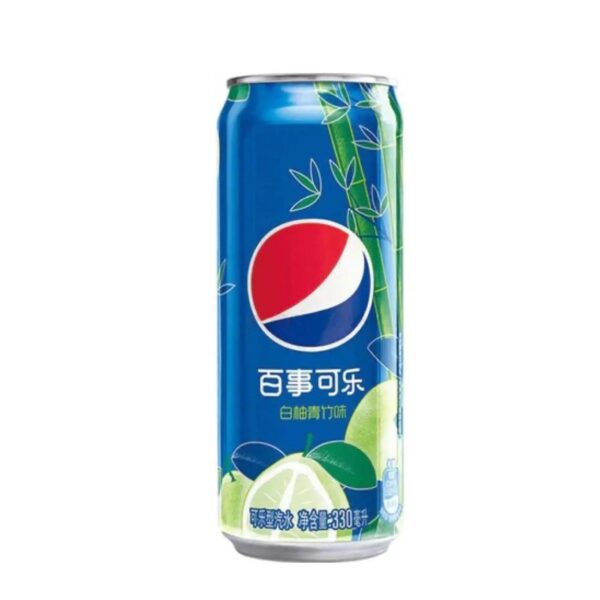 Pepsi Pomelo Bamboo è la versione asiatica esclusiva di Pepsi, ispirata ai sapori freschi e raffinati dell’Estremo Oriente. L’intensità della cola incontra le note agrumate e leggermente amare del pomelo, con un tocco erbaceo e pulito di bamboo che rende il gusto sorprendentemente rinfrescante. Una bevanda unica, elegante e fuori dagli schemi, perfetta per chi cerca soft drink rari, importati e dal profilo aromatico moderno e sofisticato. Un’esperienza asiatica autentica, da collezione e da assaggiare.
