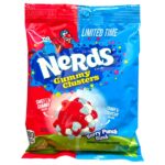 I Nerds Gummy Clusters Berry Punch Rush offrono una scarica di frutti di bosco intensi in una texture unica. Un cuore morbido e gommoso al gusto berry punch è ricoperto da una pioggia di mini Nerds croccanti e colorati, creando il classico contrasto dolce-aspro che ha reso iconico questo snack americano. Perfetti per chi ama caramelle vivaci, fruttate e super crunchy.