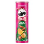 Pringles Pigs in Blankets 165 gr. Pringles Pigs in Blankets offrono un mix festoso di sapori di bacon affumicato e salsiccia saporita in ogni croccante chip. Questo snack in edizione limitata cattura il classico gusto delle feste, perfetto da condividere o per uno spuntino stagionale.