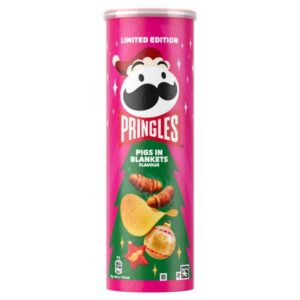 Pringles Pigs in Blankets 165 gr. Pringles Pigs in Blankets offrono un mix festoso di sapori di bacon affumicato e salsiccia saporita in ogni croccante chip. Questo snack in edizione limitata cattura il classico gusto delle feste, perfetto da condividere o per uno spuntino stagionale.