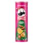 Pringles Pigs in Blankets 165 gr. Pringles Pigs in Blankets offrono un mix festoso di sapori di bacon affumicato e salsiccia saporita in ogni croccante chip. Questo snack in edizione limitata cattura il classico gusto delle feste, perfetto da condividere o per uno spuntino stagionale.