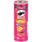 Pringles Sweet Chili Sauce : le iconiche chips croccanti con il sapore esotico della sweet chili sauce thailandese autentica. Ogni morso unisce croccantezza perfetta e gusto bilanciato tra dolce, piccante e leggermente agrodolce, ispirato alle tradizioni di strada della Thailandia. Ideali per snack, feste e momenti di condivisione, offrono un’esperienza di gusto audace e internazionale che conquista chi ama sapori intensi e speziati. Vivi il gusto unico della Thailandia in ogni chip!
