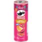 Pringles Sweet Chili Sauce : le iconiche chips croccanti con il sapore esotico della sweet chili sauce thailandese autentica. Ogni morso unisce croccantezza perfetta e gusto bilanciato tra dolce, piccante e leggermente agrodolce, ispirato alle tradizioni di strada della Thailandia. Ideali per snack, feste e momenti di condivisione, offrono un’esperienza di gusto audace e internazionale che conquista chi ama sapori intensi e speziati. Vivi il gusto unico della Thailandia in ogni chip!