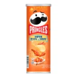 Pringles Sweet N’ Spicy Korean Fried Chicken 100 gr Korea. Pringles Sweet N’ Spicy Korean Fried Chicken unisce il gusto iconico del pollo fritto coreano a un equilibrio perfetto tra dolcezza e piccantezza. Note speziate, accenti leggermente zuccherini e una punta chili rendono ogni chips intensa e irresistibile, il tutto nella classica croccantezza Pringles. Edizione internazionale ideale per gli amanti dei sapori asiatici decisi.