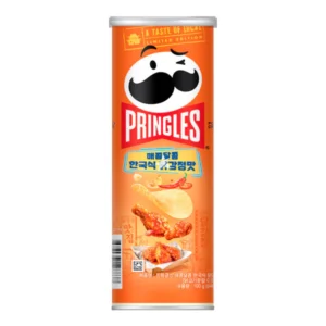 Pringles Sweet N’ Spicy Korean Fried Chicken 100 gr Korea. Pringles Sweet N’ Spicy Korean Fried Chicken unisce il gusto iconico del pollo fritto coreano a un equilibrio perfetto tra dolcezza e piccantezza. Note speziate, accenti leggermente zuccherini e una punta chili rendono ogni chips intensa e irresistibile, il tutto nella classica croccantezza Pringles. Edizione internazionale ideale per gli amanti dei sapori asiatici decisi.