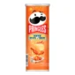 Pringles Sweet N’ Spicy Korean Fried Chicken 100 gr Korea. Pringles Sweet N’ Spicy Korean Fried Chicken unisce il gusto iconico del pollo fritto coreano a un equilibrio perfetto tra dolcezza e piccantezza. Note speziate, accenti leggermente zuccherini e una punta chili rendono ogni chips intensa e irresistibile, il tutto nella classica croccantezza Pringles. Edizione internazionale ideale per gli amanti dei sapori asiatici decisi.