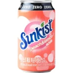 Sunkist Zero Peach Lemon Soda Korea 355 ml. La Sunkist Zero Peach Lemon Soda dalla Corea del Sud combina la dolcezza succosa della pesca con la freschezza agrumata del limone in una soda leggera e super dissetante. Zero zuccheri e zero calorie, bollicina fine e gusto equilibrato, tipico delle bevande coreane premium. Perfetta ghiacciata, ideale per chi cerca una soda fruttata diversa dal solito senza sensi di colpa.