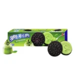 Oreo Matcha Ice Cream 97 gr. Gli Oreo Matcha Ice Cream 97 g sono una versione esclusiva dei celebri biscotti Oreo, pensata per chi ama i sapori orientali e il tè verde. Questi biscotti presentano una crema interna con intenso aroma Matcha, ispirata al gelato al tè verde, racchiusa tra due croccanti cialde al cacao. Prodotto in Cina, è l’ideale per gli amanti del tè verde e per chi vuole provare una variante speciale di un classico intramontabile. Ottimi da gustare da soli o accompagnati da una bevanda calda.