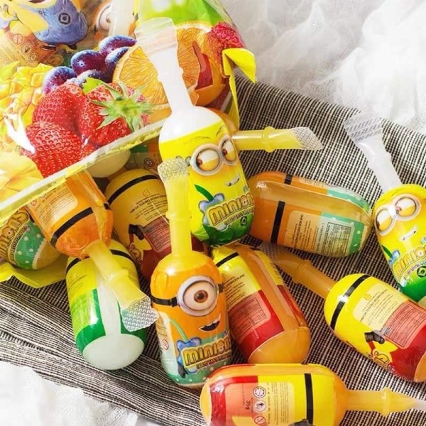 Minions Fruit Buting Minions Fruit Buting 34 gr (gelatine). Gelatina alla frutta dal gusto dolce e fresco, dalla consistenza morbida e piacevole, ideale da consumare fredda. Dessert divertente ispirato ai Minions, confezionato in pratiche coppette monodose con packaging colorato e personaggi ufficiali, perfetto per esposizione e vendita impulse. Disponibile in gusti assortiti come fragola, mango, uva, pesca e litchi . 1 Pezzo. Made in Malaysia.