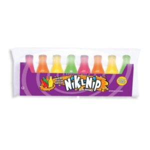 Nik-L-Nip Wax Candy Original 8 Pack 80 gr. Le iconiche caramelle in cera liquide americane che hanno fatto la storia. Nik-L-Nip Wax Candy Original sono piccole bottigliette di cera masticabile ripiene di sciroppo aromatizzato alla frutta. Si mordono, si beve il liquido dolce all’interno e poi si può masticare la cera (non commestibile). Un’esperienza retrò, divertente e unica, amatissima da grandi e piccoli, perfetta per chi cerca uno snack originale e nostalgico.