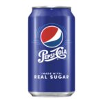 Pepsi Real Sugar è la versione iconica americana di Pepsi, prodotta con vero zucchero di canna invece dello sciroppo di mais. Il risultato è un gusto più pieno, rotondo e pulito, con una dolcezza naturale che esalta l’aroma classico della cola. Importata dagli USA, è amatissima dai puristi e da chi cerca il sapore originale, autentico e senza compromessi. Una Pepsi premium, da provare almeno una volta se ami le cola come una volta. 🥤🔥