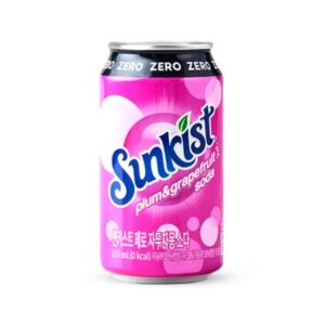Sunkist Zero Plum Grapefruit Soda Korea 355 ml. La Sunkist Zero Plum Grapefruit Soda dalla Corea del Sud unisce l’amaro fresco del pompelmo alla nota dolce-acidula della prugna, creando un gusto elegante, fruttato e super rinfrescante. Formula zero zuccheri e zero calorie, con bollicina fine e sapore intenso ma pulito, tipico delle bibite coreane premium. Perfetta ghiacciata, ideale per chi vuole una soda diversa dal solito senza rinunciare al gusto. Made in Korea