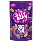 The Jelly Bean Factory 36 Huge Flavours 113g – Jelly Beans Assortiti. Jelly beans premium con ben 36 gusti diversi in un’unica confezione. Colorate, fruttate e super intense, prodotte in Irlanda con ingredienti di alta qualità. The Jelly Bean Factory 36 Huge Flavours è la confezione perfetta per chi ama la varietà e le caramelle di qualità superiore. All’interno trovi 36 gusti diversi, ognuno con un profilo aromatico unico, che spaziano dalla frutta classica ai sapori più originali e sorprendenti.