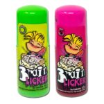 Brain Licker Black 60 ml. Brain Licker Black è la versione più estrema del celebre roller candy liquido. Sprigiona un mix potentissimo di mela verde o di ciliegia nera, con un’acidità tagliente che colpisce subito la lingua. Ogni passata della sfera regala un’esplosione intensa, pungente e divertente, perfetta per chi ama le caramelle strong. Un gusto profondo e deciso, amatissimo nei video reaction e nelle challenge. Non è uno snack qualunque, ma una vera esperienza sensoriale da provare almeno una volta oggi.