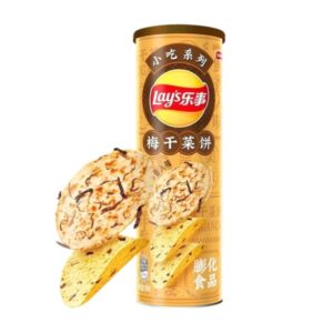 Lay’s Plum N Vegetable Pancake Flavour 90g – Patatine Cinesi Gusto Frittella di Verdure e Prugna. Lay’s Plum N Vegetable Pancake Flavour è una delle varianti più particolari e affascinanti del mercato asiatico. Si ispira alle famose frittelle cinesi di verdure arricchite con prugna secca, un piatto tipico dal profilo aromatico complesso. Il gusto unisce note leggermente dolci, un accenno acidulo della prugna e una base salata vegetale che rende ogni morso unico. È uno snack sofisticato, diverso dal solito, perfetto per chi ama scoprire sapori autentici e fuori dagli schemi.