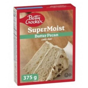 Betty Crocker Cake Mix Super Moist Butter Pecan – Preparato per Torta al Burro e Noci Pecan 375 gr. Betty Crocker Super Moist Butter Pecan è uno dei cake mix più amati negli Stati Uniti. Una torta dal sapore intenso di burro, arricchita dal gusto tostato e aromatico delle noci pecan, con una consistenza incredibilmente morbida e umida. È un prodotto iconico per gli amanti della bakery americana, amatissimo sia per il gusto che per l’estrema facilità di utilizzo.