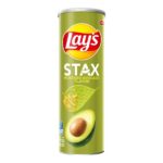 Lay’s Stax Avocado Flavour – 90 g. Lay’s Stax Avocado Flavour porta uno dei gusti più amati al mondo in versione chips. Il sapore dell’avocado è equilibrato, leggermente burroso e sorprendentemente realistico, con una nota di mostarda fresca che rende queste patatine diverse da qualsiasi altra variante classica. La texture delle Stax è più compatta e croccante rispetto alle Lay’s tradizionali, perfetta per esaltare un gusto così cremoso e raffinato. Uno snack originale, elegante e molto richiesto tra gli appassionati di prodotti asiatici e di sapori innovativi.
