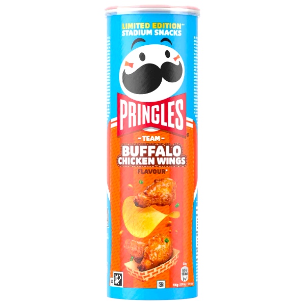 Pringles Team Buffalo Chicken Wings Flavour 165g – Limited Edition Stadium Snacks. Pringles Team Buffalo Chicken Wings Flavour porta il gusto iconico delle ali di pollo Buffalo direttamente nel tubo Pringles. Note piccanti, speziate e leggermente affumicate per uno snack dal carattere forte, perfetto per chi ama i sapori intensi e americani autentici.