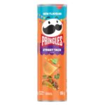 Pringles Street Taco 156 gr. Pringles Street Taco porta il sapore autentico dello street food direttamente nel tuo snack preferito. Croccanti, saporite e ricche di carattere, queste patatine uniscono note speziate, sentori di carne, cipolla e spezie ispirate ai classici taco da strada. Ogni morso è un’esplosione di gusto intenso e irresistibile. Perfette da condividere, ideali per aperitivi, serate con amici o pause sfiziose. Provale subito e vivi un’esperienza di sapore unica, ispirata alle strade più iconiche.
