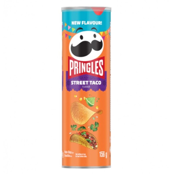 Pringles Street Taco 156 gr. Pringles Street Taco porta il sapore autentico dello street food direttamente nel tuo snack preferito. Croccanti, saporite e ricche di carattere, queste patatine uniscono note speziate, sentori di carne, cipolla e spezie ispirate ai classici taco da strada. Ogni morso è un’esplosione di gusto intenso e irresistibile. Perfette da condividere, ideali per aperitivi, serate con amici o pause sfiziose. Provale subito e vivi un’esperienza di sapore unica, ispirata alle strade più iconiche.