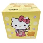 Hello Kitty Mini Biscotti Cheese Flavour 47g – Biscotti al Formaggio Giapponesi. Deliziosi biscotti al formaggio a forma di Hello Kitty, croccanti e dal gusto delicato. Un prodotto ufficiale Sanrio, perfetto per collezionisti e amanti delle specialità asiatiche. Hello Kitty Cheese Cookies è uno snack irresistibile che unisce il mondo kawaii di Sanrio a un gusto raffinato e delicato. Questi biscotti, modellati con la forma iconica di Hello Kitty, hanno una consistenza friabile e un sapore al formaggio leggermente salato, equilibrato e mai stucchevole.