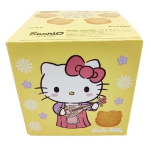 Hello Kitty Mini Biscotti Cheese Flavour 47g – Biscotti al Formaggio Giapponesi. Deliziosi biscotti al formaggio a forma di Hello Kitty, croccanti e dal gusto delicato. Un prodotto ufficiale Sanrio, perfetto per collezionisti e amanti delle specialità asiatiche. Hello Kitty Cheese Cookies è uno snack irresistibile che unisce il mondo kawaii di Sanrio a un gusto raffinato e delicato. Questi biscotti, modellati con la forma iconica di Hello Kitty, hanno una consistenza friabile e un sapore al formaggio leggermente salato, equilibrato e mai stucchevole.