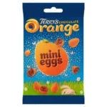 Terry’s Chocolate Orange Mini Eggs 70g – Uova di Cioccolato all’Arancia. Mini uova di cioccolato al latte con ripieno all’arancia firmate Terry’s. Il gusto iconico Chocolate Orange in formato snack. Terry’s Chocolate Orange Mini Eggs racchiude tutto il sapore inconfondibile del famoso Chocolate Orange in formato mini uova. Ogni ovetto è realizzato con cioccolato al latte cremoso e un irresistibile ripieno aromatizzato all’arancia, per un equilibrio perfetto tra dolcezza e freschezza agrumata.